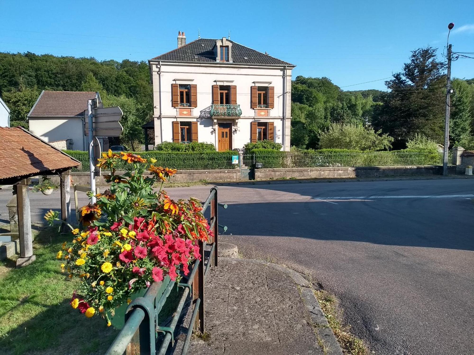 Au Fil Du Temps Bed and Breakfast Fougerolles-Saint-Valbert Exteriör bild